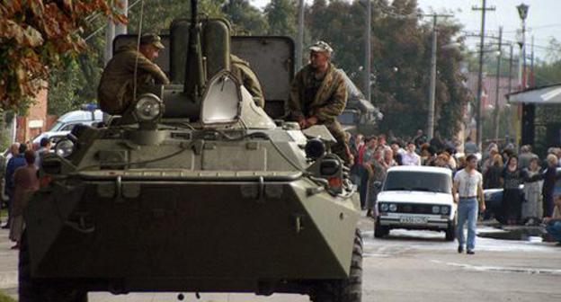Soldiers on a tank, September 2, 2004. Photo: REUTERS/Eduard Korniyenko Soldiers on a tank, September 2, 2004. Photo: REUTERS/Eduard Korniyenko