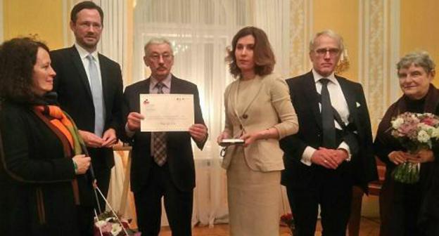 The award ceremony. From left to right: French Ambassador Sylvie Bermann, Dirk Wiese, a member of the German Bundestag, Oleg Orlov, Milana Bakhaeva, Rüdiger von Fritsch, the German Ambassador to the Russian Federation, and Svetlana Gannuhkina. Photo by the press service of the Human Rights Centre "Memorial" The award ceremony. From left to right: French Ambassador Sylvie Bermann, Dirk Wiese, a member of the German Bundestag, Oleg Orlov, Milana Bakhaeva, Rüdiger von Fritsch, the German Ambassador to the Russian Federation, and Svetlana Gannuhkina. Photo by the press service of the Human Rights Centre "Memorial"