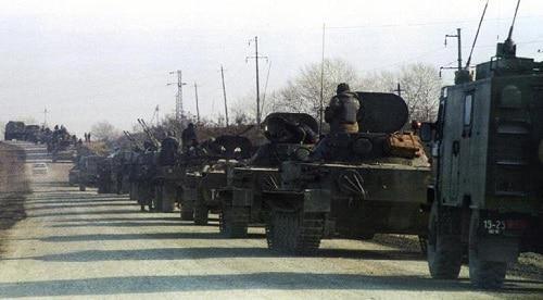 Tanks and armoured fighting vehicles of the Russian army enter the village of Tolstoy-Yurt on December 11, 1994. Photo: REUTERS Tanks and armoured fighting vehicles of the Russian army enter the village of Tolstoy-Yurt on December 11, 1994. Photo: REUTERS
