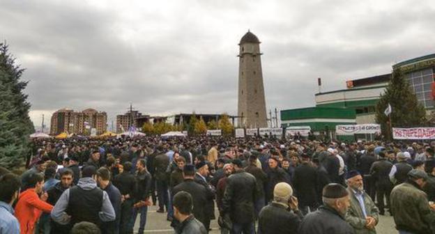 Residents of Ingushetia in the center of Magas before the Friday prayer in October 2018. Photo by Umar Yovloy for the "Caucasian Knot" Residents of Ingushetia in the center of Magas before the Friday prayer in October 2018. Photo by Umar Yovloy for the "Caucasian Knot"