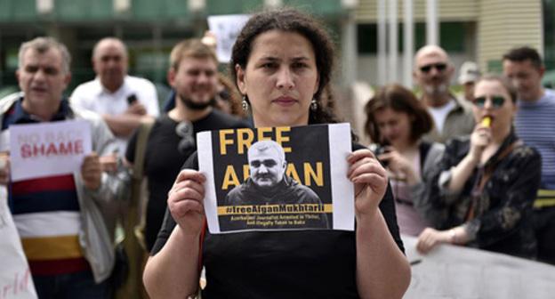 Leyla Mustafaeva with her husband's photo at a protest action in Tbilisi on June 1, 2017. Photo: Mzia Saganelidze (RFE/RL) Leyla Mustafaeva with her husband's photo at a protest action in Tbilisi on June 1, 2017. Photo: Mzia Saganelidze (RFE/RL)