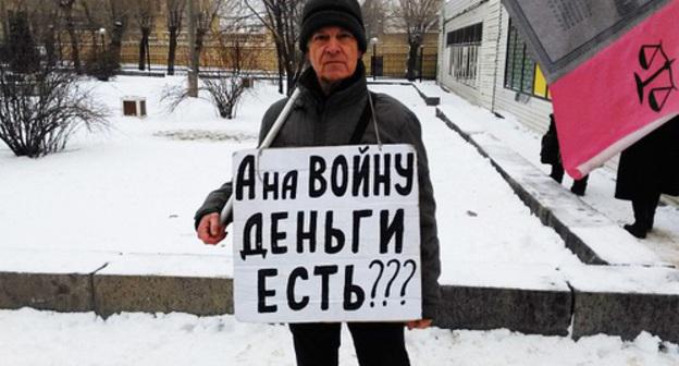 Vladimir Vasilchenko holds solo picket in Volgograd, December 16, 2018. Photo by Tatiana Filimonova for the Caucasian Knot Vladimir Vasilchenko holds solo picket in Volgograd, December 16, 2018. Photo by Tatiana Filimonova for the Caucasian Knot