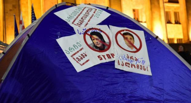 Tent at the parliament building in Tbilisi, December 16, 2018. Photo: Sputnik / Vladimir Umikashvili. https://sputnik-georgia.ru/politics/20181217/243520369/Aktsii-bez-pereryva-oppozitsiya-rasskazala-o-svoikh-planakh.html Tent at the parliament building in Tbilisi, December 16, 2018. Photo: Sputnik / Vladimir Umikashvili. https://sputnik-georgia.ru/politics/20181217/243520369/Aktsii-bez-pereryva-oppozitsiya-rasskazala-o-svoikh-planakh.html