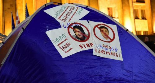 Tent at the parliament building in Tbilisi, December 16, 2018. Photo: Sputnik / Vladimir Umikashvili. https://sputnik-georgia.ru/politics/20181217/243520369/Aktsii-bez-pereryva-oppozitsiya-rasskazala-o-svoikh-planakh.html Tent at the parliament building in Tbilisi, December 16, 2018. Photo: Sputnik / Vladimir Umikashvili. https://sputnik-georgia.ru/politics/20181217/243520369/Aktsii-bez-pereryva-oppozitsiya-rasskazala-o-svoikh-planakh.html