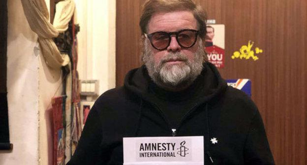 Boris Grebenschikov takes part in Amnesty International’s action support of Oyub Titiev. Photo courtesy of HRC ‘Memorial’ Boris Grebenschikov takes part in Amnesty International’s action support of Oyub Titiev. Photo courtesy of HRC ‘Memorial’