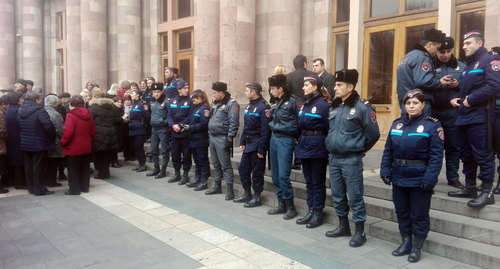 Armenia police shield government building during protest of 'Nairit' workers. Photo by Armine Martirosyan for the Caucasian Knot Armenia police shield government building during protest of 'Nairit' workers. Photo by Armine Martirosyan for the Caucasian Knot