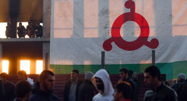 Flag of Ingushetia at the protest action in Magas, October 2018. Photo: REUTERS/Maxim Shemetov Flag of Ingushetia at the protest action in Magas, October 2018. Photo: REUTERS/Maxim Shemetov