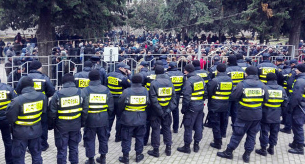 Protest action in front of the Gurdjaani District Court. Photo by Inna Kukudzhanova for the Caucasian Knot Protest action in front of the Gurdjaani District Court. Photo by Inna Kukudzhanova for the Caucasian Knot