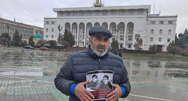 Murtazali Gasanguseinov holds protest action in Makhachkala, December 20, 2018. Photo by Patimat Makhmudova for the Caucasian Knot Murtazali Gasanguseinov holds protest action in Makhachkala, December 20, 2018. Photo by Patimat Makhmudova for the Caucasian Knot