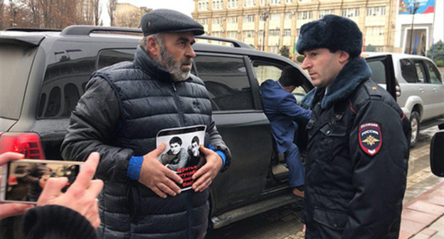 Murtazali Gasanguseinov (left) talks to policeman during picket, Makhachkala, December 20, 2018. Photo by Patimat Makhmudova for the Caucasian Knot Murtazali Gasanguseinov (left) talks to policeman during picket, Makhachkala, December 20, 2018. Photo by Patimat Makhmudova for the Caucasian Knot
