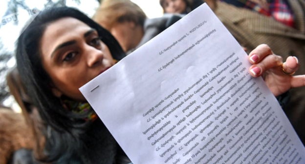 Tatevik Sukaisyan, an employee of the Ministry of Culture, in front of the Armenian Government building in Yerevan, December 21, 2018. Photo: Sputnik/ Asatur Yesayants. https://ru.armeniasputnik.am/society/20181221/16367163/zabastovka-i-akciya-protesta-v-yerevan-sotrudniki-ministerstv-nedovolny-planami-pashinyan.html Tatevik Sukaisyan, an employee of the Ministry of Culture, in front of the Armenian Government building in Yerevan, December 21, 2018. Photo: Sputnik/ Asatur Yesayants. https://ru.armeniasputnik.am/society/20181221/16367163/zabastovka-i-akciya-protesta-v-yerevan-sotrudniki-ministerstv-nedovolny-planami-pashinyan.html
