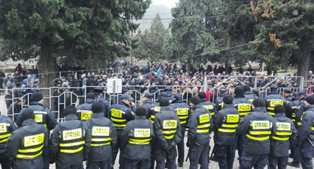 Policemen in the backyard of the Gurdjaani District Court, December 20, 2018. Photo by Inna Kukudzhanova for the Caucasian Knot Policemen in the backyard of the Gurdjaani District Court, December 20, 2018. Photo by Inna Kukudzhanova for the Caucasian Knot