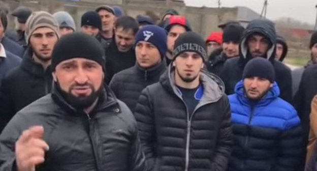 Residents of Makhachkala block the road, December 21, 2018. Screenshot from video by user gazetachernovik https://www.youtube.com/watch?v=q2uzx5Sp7_Y Residents of Makhachkala block the road, December 21, 2018. Screenshot from video by user gazetachernovik https://www.youtube.com/watch?v=q2uzx5Sp7_Y