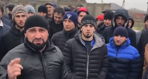 Residents of Makhachkala block the road, December 21, 2018. Screenshot from video by user gazetachernovik https://www.youtube.com/watch?v=q2uzx5Sp7_Y Residents of Makhachkala block the road, December 21, 2018. Screenshot from video by user gazetachernovik https://www.youtube.com/watch?v=q2uzx5Sp7_Y