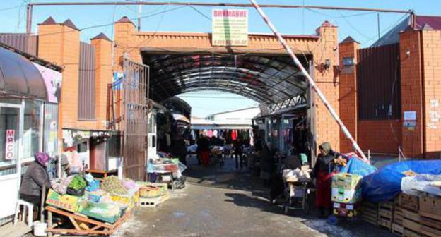Central Marketplace of Gudermes before demolition. Photo: press service of Gudermes Mayoralty. http://gudermes.net/index.php/publikatsii/novosti-rajona/item/2049-glava-munitsipaliteta-usman-ozdamirov-proinspektiroval-territoriyu-tsentralnogo-rynka-gudermesa Central Marketplace of Gudermes before demolition. Photo: press service of Gudermes Mayoralty. http://gudermes.net/index.php/publikatsii/novosti-rajona/item/2049-glava-munitsipaliteta-usman-ozdamirov-proinspektiroval-territoriyu-tsentralnogo-rynka-gudermesa