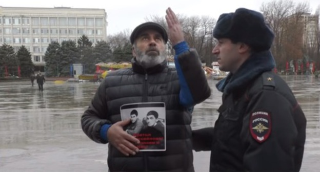 Murtazali Gasanguseinov at a picket in Makhachkala. Screenshot of the video by the "Caucasian Knot" https://www.youtube.com/watch?v=TUvb2Fee16M Murtazali Gasanguseinov at a picket in Makhachkala. Screenshot of the video by the "Caucasian Knot" https://www.youtube.com/watch?v=TUvb2Fee16M