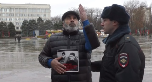 Murtazali Gasanguseinov at a picket in Makhachkala. Screenshot of the video by the "Caucasian Knot" https://www.youtube.com/watch?v=TUvb2Fee16M Murtazali Gasanguseinov at a picket in Makhachkala. Screenshot of the video by the "Caucasian Knot" https://www.youtube.com/watch?v=TUvb2Fee16M