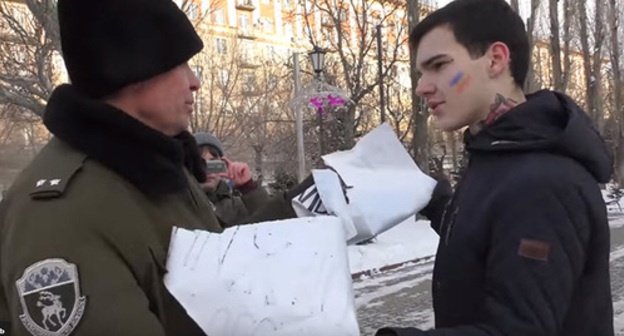 Cossacks took posters away from the picketers. Volgograd, December 17, 2018. Screenshot of the video by the user Galetki https://www.youtube.com/watch?v=F4660hPEUEU Cossacks took posters away from the picketers. Volgograd, December 17, 2018. Screenshot of the video by the user Galetki https://www.youtube.com/watch?v=F4660hPEUEU