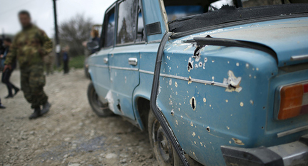 Traces of shelling on a car in the Karabakh conflict zone. Photo: REUTERS/Staff Traces of shelling on a car in the Karabakh conflict zone. Photo: REUTERS/Staff