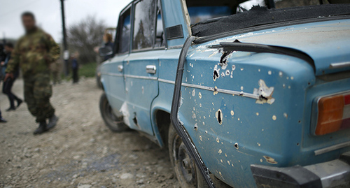 Traces of shelling on a car in the Karabakh conflict zone. Photo: REUTERS/Staff Traces of shelling on a car in the Karabakh conflict zone. Photo: REUTERS/Staff