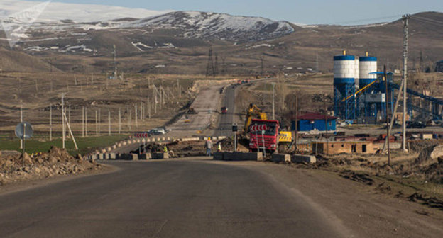 Construction works in the route "North - South" in Armenia. Photo Sputnik / Aram Nersesyan https://ru.armeniasputnik.am/economy/20180718/13316030/ministr-armenii-poka-ne-na-chto-stroit-bolee-poloviny-trassy-sever-yug.html Construction works in the route "North - South" in Armenia. Photo Sputnik / Aram Nersesyan https://ru.armeniasputnik.am/economy/20180718/13316030/ministr-armenii-poka-ne-na-chto-stroit-bolee-poloviny-trassy-sever-yug.html