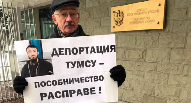 Oleg Orlov with a poster. Photo by Oleg Krasnov for the "Caucasian Knot" Oleg Orlov with a poster. Photo by Oleg Krasnov for the "Caucasian Knot"