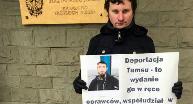 Vladimir Malykhin with a poster in Polish. December 28, 2018. Photo by Oleg Krasnov for the "Caucasian Knot" Vladimir Malykhin with a poster in Polish. December 28, 2018. Photo by Oleg Krasnov for the "Caucasian Knot"