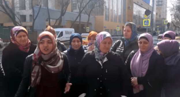 Madina Naloeva took part in a picket in front of the Iraqi Embassy in Moscow together with other women whose daughters stayed in the Middle East, April 5, 2018. Screenshot from BBC video 'Picket at the Iraqi Embassy in Moscow': https://www.youtube.com/watch?v=_URlbSxm_nE Madina Naloeva took part in a picket in front of the Iraqi Embassy in Moscow together with other women whose daughters stayed in the Middle East, April 5, 2018. Screenshot from BBC video 'Picket at the Iraqi Embassy in Moscow': https://www.youtube.com/watch?v=_URlbSxm_nE