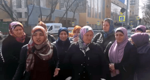 Madina Naloeva took part in a picket in front of the Iraqi Embassy in Moscow together with other women whose daughters stayed in the Middle East, April 5, 2018. Screenshot from BBC video 'Picket at the Iraqi Embassy in Moscow': https://www.youtube.com/watch?v=_URlbSxm_nE Madina Naloeva took part in a picket in front of the Iraqi Embassy in Moscow together with other women whose daughters stayed in the Middle East, April 5, 2018. Screenshot from BBC video 'Picket at the Iraqi Embassy in Moscow': https://www.youtube.com/watch?v=_URlbSxm_nE