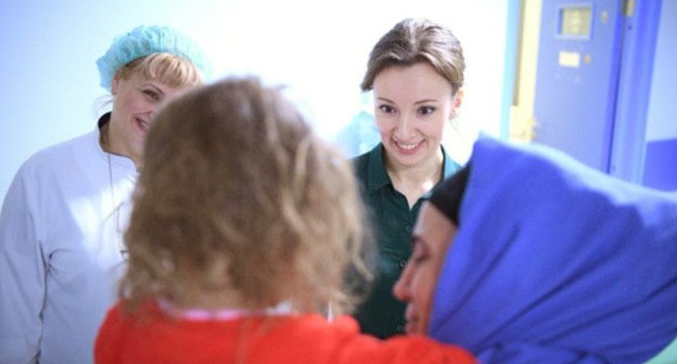 Anna Kuznetsova, Russian Children's Ombudsperson, and relative of a child returned from Iraq. Photo: press service of the Russian Children's Ombudsperson http://deti.gov.ru/articles/news/anna-kuznecova-vseh-rossijskih-detej-vyvezennyh-iz-iraka-rodstvenniki-zabrali-domoj Anna Kuznetsova, Russian Children's Ombudsperson, and relative of a child returned from Iraq. Photo: press service of the Russian Children's Ombudsperson http://deti.gov.ru/articles/news/anna-kuznecova-vseh-rossijskih-detej-vyvezennyh-iz-iraka-rodstvenniki-zabrali-domoj