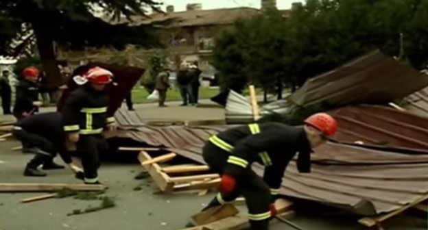 Rescuers clear the debris after hurricane in Batumi, January 4, 2019. Screenshot from video reportage by First Channel, https://1tv.ge/ru/news/dva-cheloveka-postradali-v-batumi-v-rezultate-povrezhdenija-krovli-zhilogo-doma-video/ Rescuers clear the debris after hurricane in Batumi, January 4, 2019. Screenshot from video reportage by First Channel, https://1tv.ge/ru/news/dva-cheloveka-postradali-v-batumi-v-rezultate-povrezhdenija-krovli-zhilogo-doma-video/