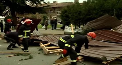 Rescuers clear the debris after hurricane in Batumi, January 4, 2019. Screenshot from video reportage by First Channel, https://1tv.ge/ru/news/dva-cheloveka-postradali-v-batumi-v-rezultate-povrezhdenija-krovli-zhilogo-doma-video/ Rescuers clear the debris after hurricane in Batumi, January 4, 2019. Screenshot from video reportage by First Channel, https://1tv.ge/ru/news/dva-cheloveka-postradali-v-batumi-v-rezultate-povrezhdenija-krovli-zhilogo-doma-video/