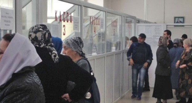 Residents of Grozny pay the public utilities bills. Photo by Akhmed Aldebirov for the "Caucasian Knot" Residents of Grozny pay the public utilities bills. Photo by Akhmed Aldebirov for the "Caucasian Knot"