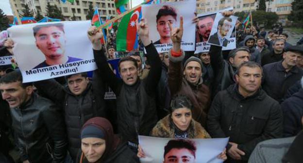 Participants of the oppositional rally hold posters with Mekhman Guseinov's photo. Baku, March 10, 2018. Photo by Aziz Karimov for the "Caucasian Knot" Participants of the oppositional rally hold posters with Mekhman Guseinov's photo. Baku, March 10, 2018. Photo by Aziz Karimov for the "Caucasian Knot"