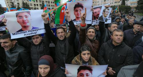 Participants of the oppositional rally hold posters with Mekhman Guseinov's photo. Baku, March 10, 2018. Photo by Aziz Karimov for the "Caucasian Knot" Participants of the oppositional rally hold posters with Mekhman Guseinov's photo. Baku, March 10, 2018. Photo by Aziz Karimov for the "Caucasian Knot"