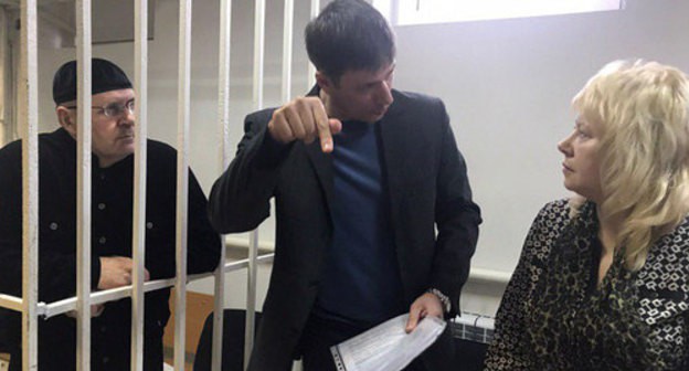 Oyub Titiev and his advocates in the court. Photo by Patimat Makhmudova for the Caucasian Knot Oyub Titiev and his advocates in the court. Photo by Patimat Makhmudova for the Caucasian Knot