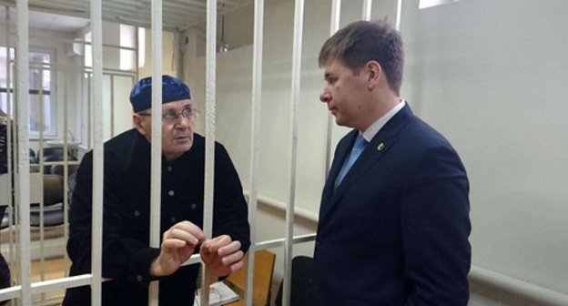 Oyub Titiev and his advocate at the court. Photo courtesy of the Human Rights Centre "Memorial" Oyub Titiev and his advocate at the court. Photo courtesy of the Human Rights Centre "Memorial"