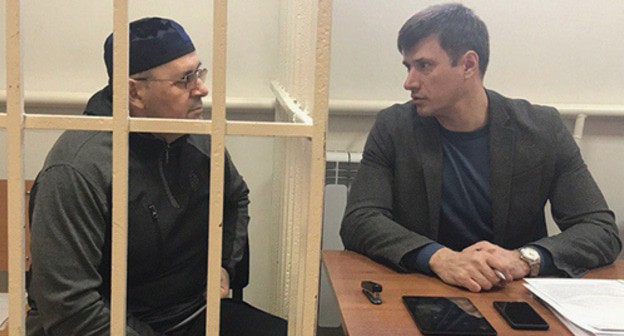 Oyub Titiev (on the left) and his advocate Pyotr Zaikin in the court room. Photo by Patimat Makhmudova for the "Caucasian Knot" Oyub Titiev (on the left) and his advocate Pyotr Zaikin in the court room. Photo by Patimat Makhmudova for the "Caucasian Knot"