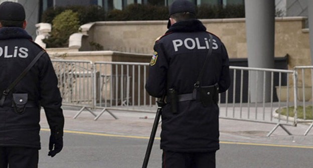 The policemen in Baku. Photo © SPUTNIK / MURAD ORUJOV https://az.sputniknews.ru/incidents/20180523/415469811/pistolet-avtobus-passazhir-policejskij-hyrdalan.html The policemen in Baku. Photo © SPUTNIK / MURAD ORUJOV https://az.sputniknews.ru/incidents/20180523/415469811/pistolet-avtobus-passazhir-policejskij-hyrdalan.html