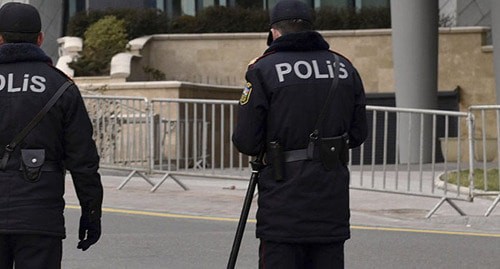 The policemen in Baku. Photo © SPUTNIK / MURAD ORUJOV https://az.sputniknews.ru/incidents/20180523/415469811/pistolet-avtobus-passazhir-policejskij-hyrdalan.html The policemen in Baku. Photo © SPUTNIK / MURAD ORUJOV https://az.sputniknews.ru/incidents/20180523/415469811/pistolet-avtobus-passazhir-policejskij-hyrdalan.html