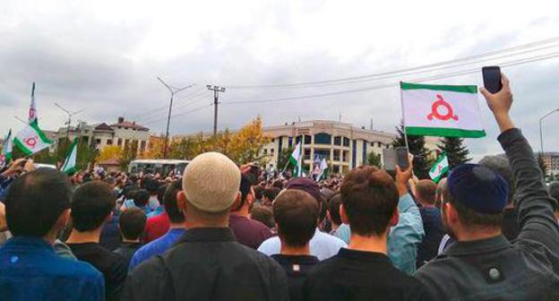 A rally near the building of the Parliament of Ingushetia. Magas, 04.10.18. Photo by Umar Yovloy for the "Caucasian Knot" A rally near the building of the Parliament of Ingushetia. Magas, 04.10.18. Photo by Umar Yovloy for the "Caucasian Knot"