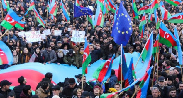 Rally participants hold flags of Azerbaijan and EU, January 19, 2019. Photo by Aziz Karimov for the Caucasian Knot Rally participants hold flags of Azerbaijan and EU, January 19, 2019. Photo by Aziz Karimov for the Caucasian Knot
