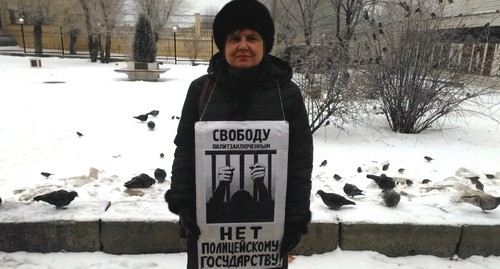 Activist Olga Makarycheva holds banner with demand to release political prisoners, Volgograd, January 27, 2019. Photo by Tatiana Filimonova for the Caucasian Knot Activist Olga Makarycheva holds banner with demand to release political prisoners, Volgograd, January 27, 2019. Photo by Tatiana Filimonova for the Caucasian Knot