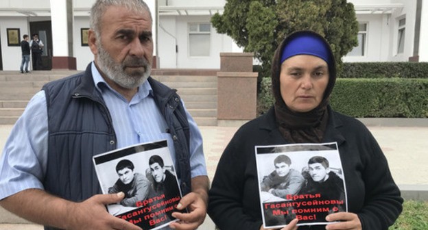Parents of Gasanguseinov brothers hold picket, September 2018. Photo by Patimat Makhmudova for the Caucasian Knot Parents of Gasanguseinov brothers hold picket, September 2018. Photo by Patimat Makhmudova for the Caucasian Knot