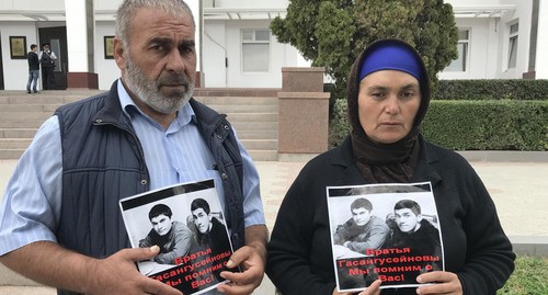 Parents of Gasanguseinov brothers hold picket, September 2018. Photo by Patimat Makhmudova for the Caucasian Knot Parents of Gasanguseinov brothers hold picket, September 2018. Photo by Patimat Makhmudova for the Caucasian Knot
