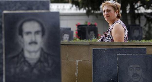 Woman at the cemetery of those perished in the Karabakh conflict, Baku. Photo: REUTERS/David Mdzinarishvili Woman at the cemetery of those perished in the Karabakh conflict, Baku. Photo: REUTERS/David Mdzinarishvili
