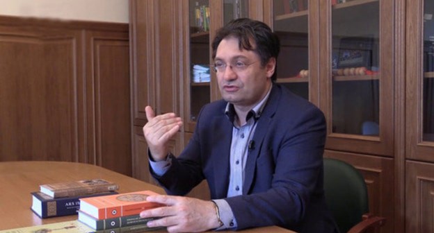 Alikber Alikberov. Screenshot from video posted by user YaTV https://www.youtube.com/watch?v=Tatd-uIyqBs Alikber Alikberov. Screenshot from video posted by user YaTV https://www.youtube.com/watch?v=Tatd-uIyqBs