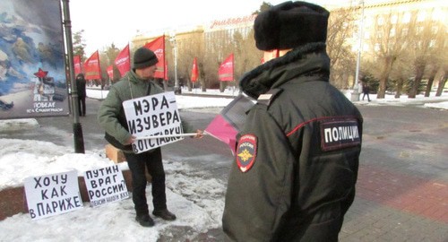 Solo picketer talks to policeman in Volgograd, January 31, 2019. Photo by Vyacheslav Yaschenko for the Caucasian Knot Solo picketer talks to policeman in Volgograd, January 31, 2019. Photo by Vyacheslav Yaschenko for the Caucasian Knot