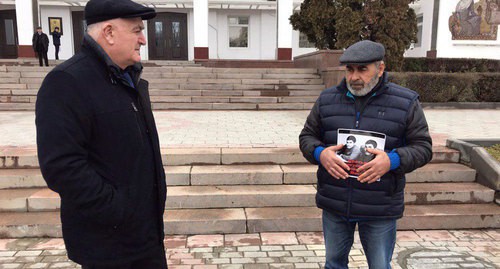 Murtazali Gasanguseinov (right) holds picket, Makhachkala. Photo by Patimat Makhmudova for the Caucasian Knot Murtazali Gasanguseinov (right) holds picket, Makhachkala. Photo by Patimat Makhmudova for the Caucasian Knot