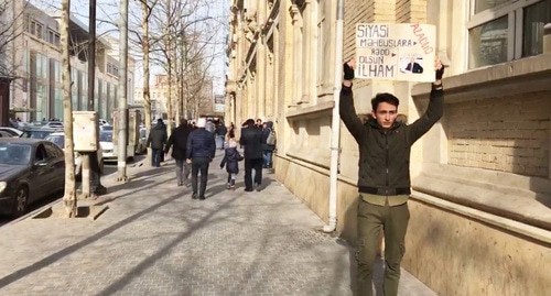 Rafael Guseinzade holds solo picket. Screenshot from the Caucasian Knot video Rafael Guseinzade holds solo picket. Screenshot from the Caucasian Knot video